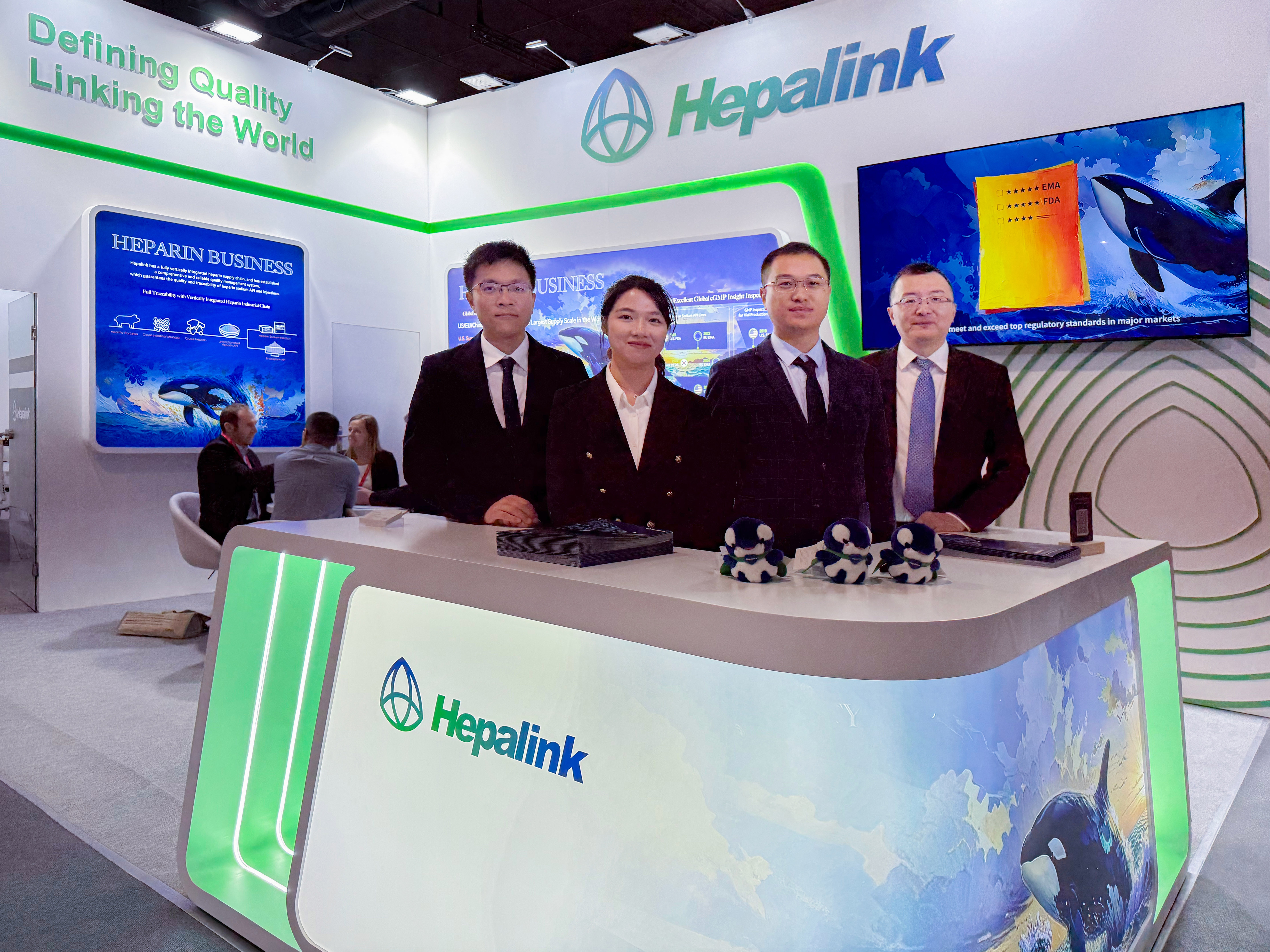 肝素API团队代表在ag真人平台官方药业展台合影