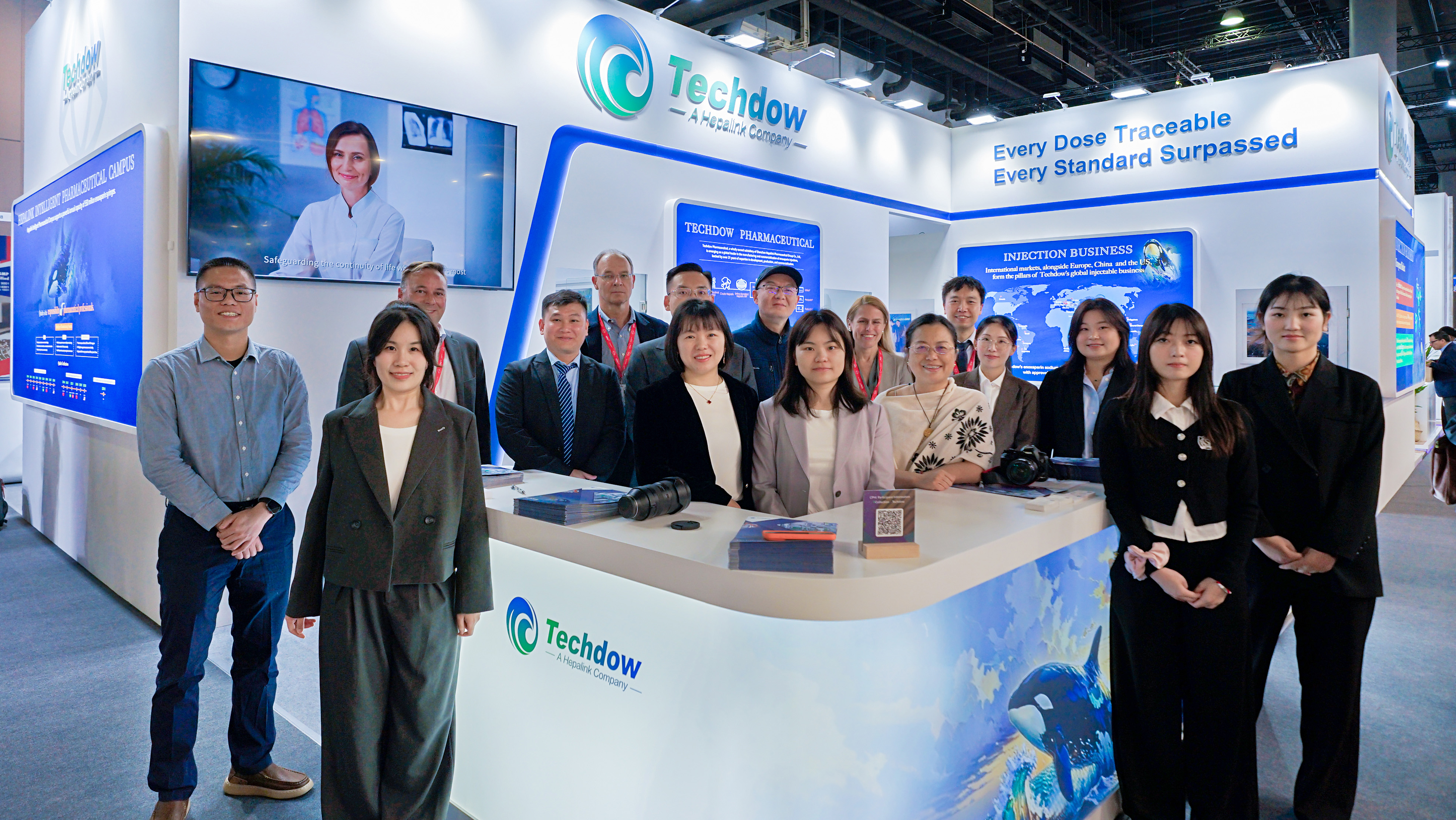 全球供应链、赛湾、依诺制剂等团队代表在天道医药展台合影